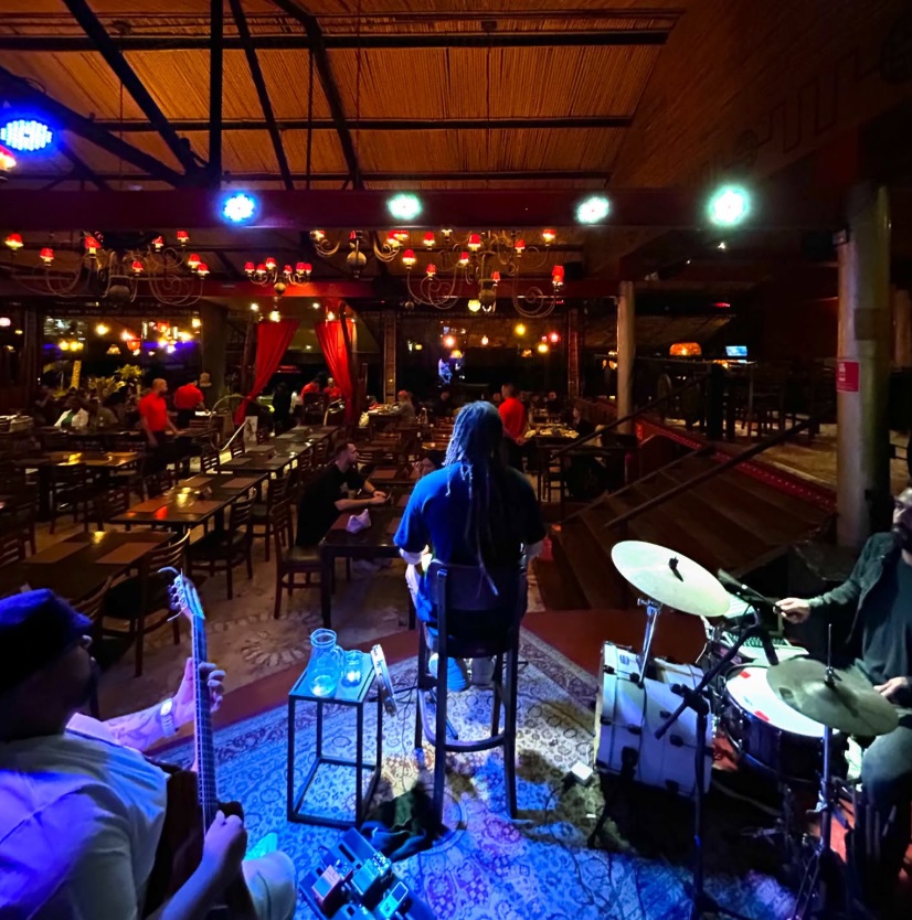 Música ao vivo no Buda Beach - Búzios