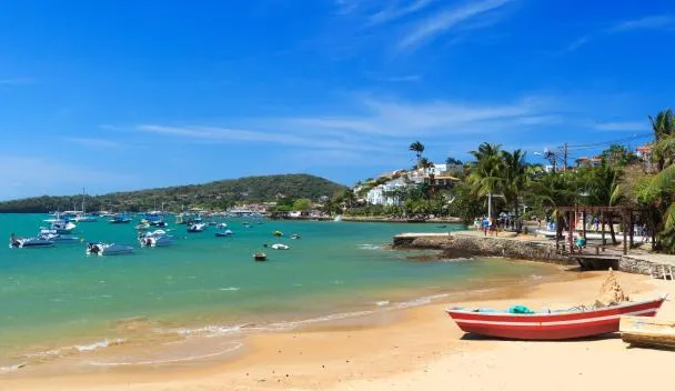 Búzios - Praia com barcos, palmeiras e mar