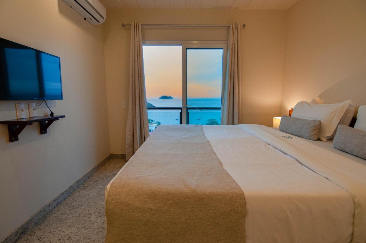 Buzios Mar Hotel - Quarto com cama de casal, televisão e varanda. Vista para o mar.