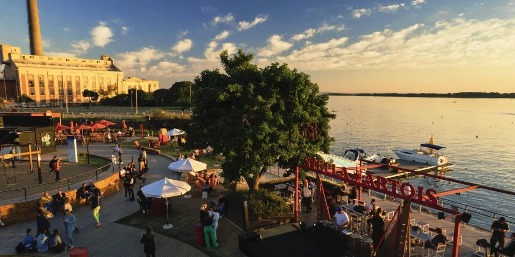 Pessoas no Cais Embarcadero. Usina do GAsômetro no fundo e lago Guaíba. POrto Alegre