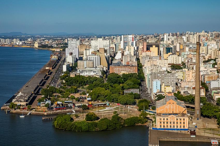 Vista aérea do Cais Mauá e Usina do Gasômetro. Guaíba e prédios de Porto Alegre.