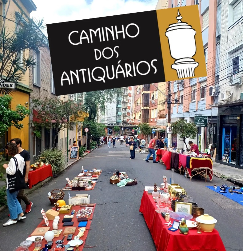 Feira de rua, produtos no chão. Caminho dos Antiquários - Porto Alegre