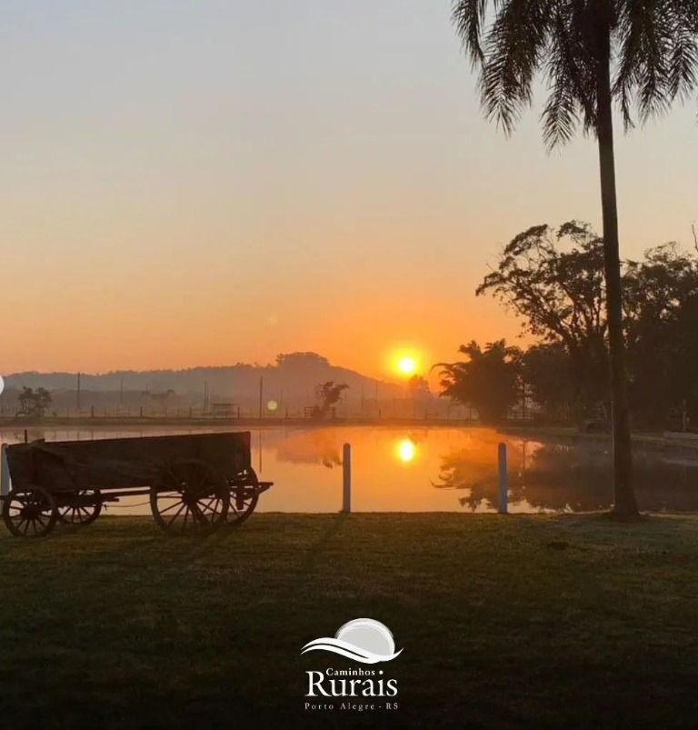 carroça, lago, pôr do sol em propriedade rural