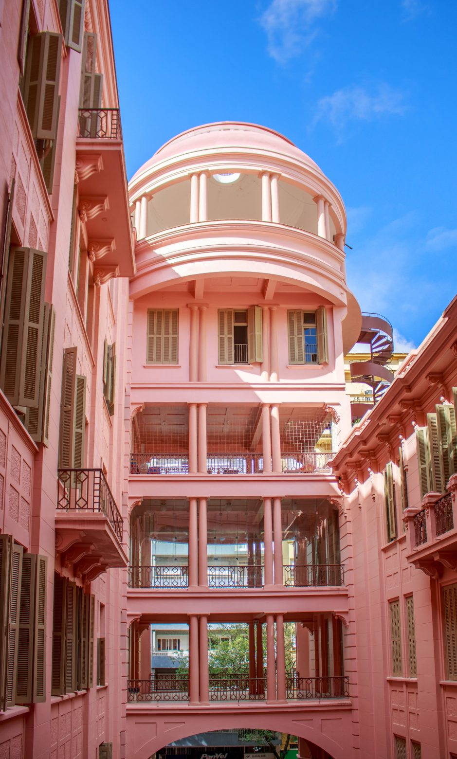 Fachada rosa da Casa de Cultura Mario Quintana - Porto Alegre