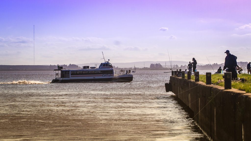 Transporte fluvial de passageiros utilizando o veículo Catamarã, Porto Alegre