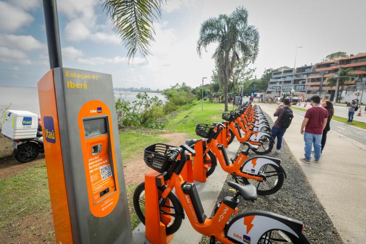 Estação de bike em frente a Fundação Iberê Camargo, Porto Alegre