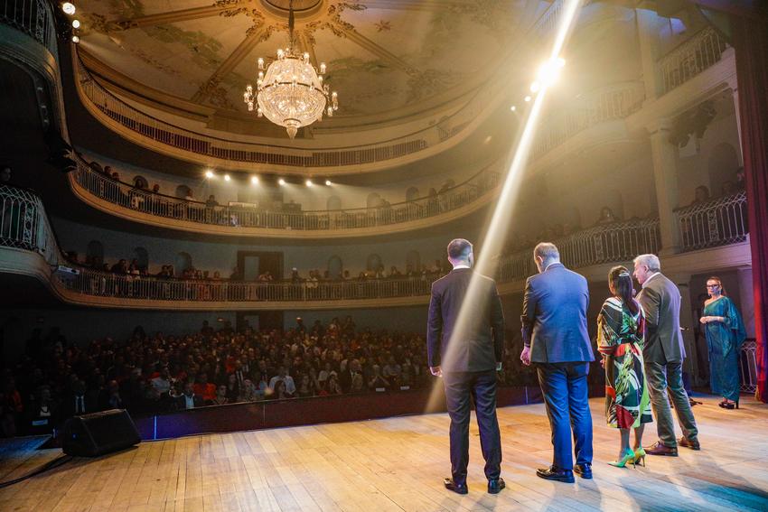 Pessoas no palco do Theatro São Pedro e plateia, Porto Alegre