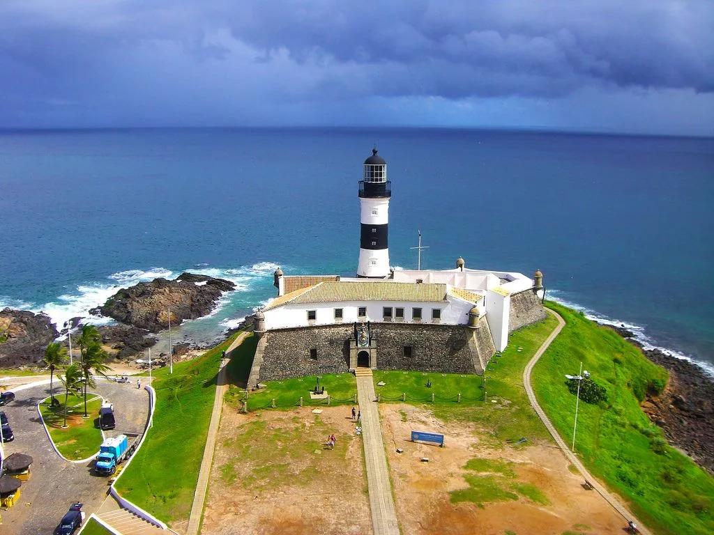 Vista aérea do Farol da Barra, na cidade de Salvador na Bahia.