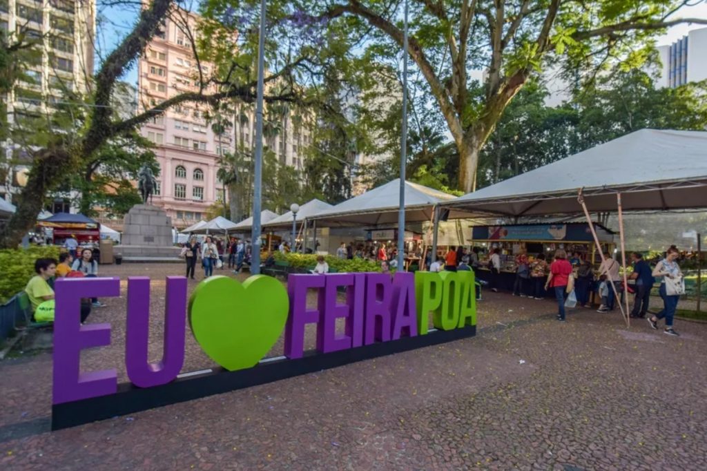 Placa Eu amo Feira POA. Feira do Livro de Porto Alegre