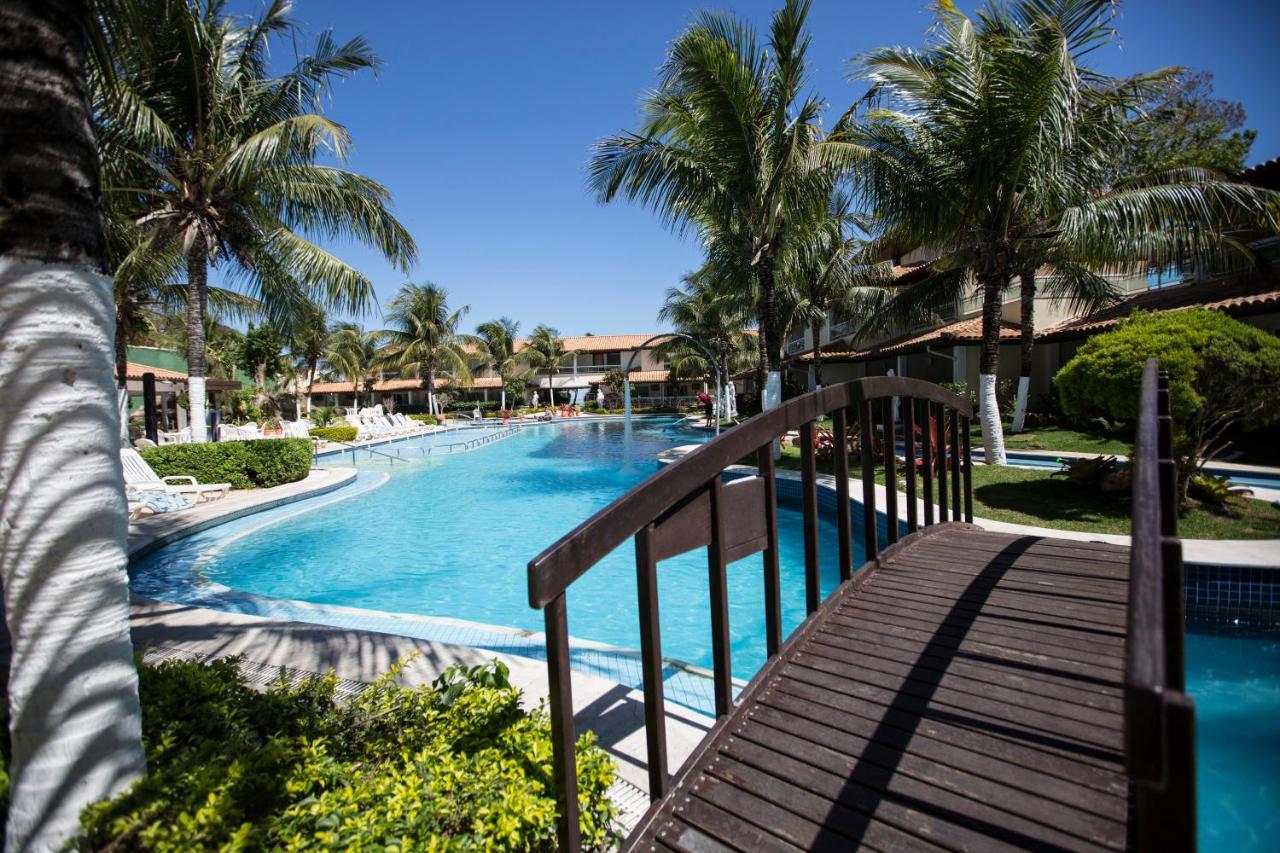 Hotel Atlântico Búzios - Piscina, palmeiras, ponte de madeira