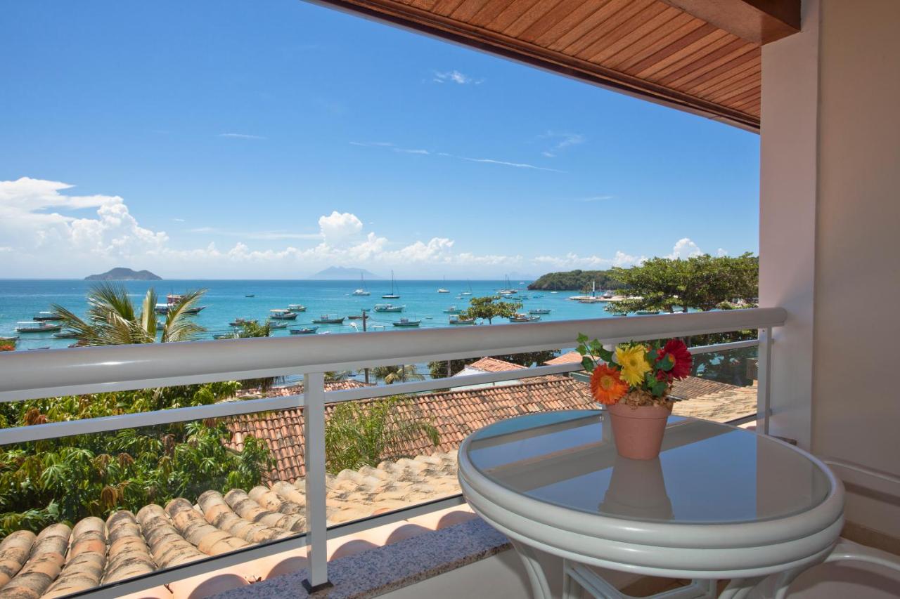 Hotel Atlântico Búzios - Varanda do quarto com mesa e flores