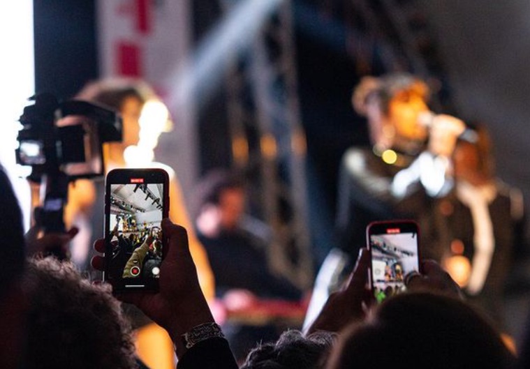 Show no Festival MPBúzios e plateia filmando com celular