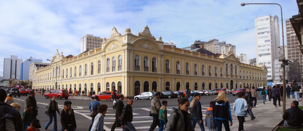 Pedestres e carros na frente do Mercado Público de Porto Alegre