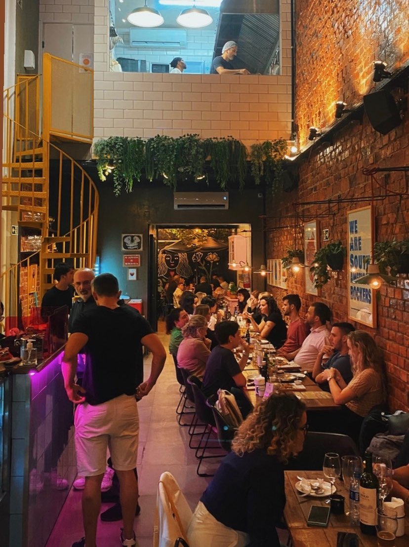 Pessoas sentadas nas mesas do Ofertório Gastrobar - Porto Alegre