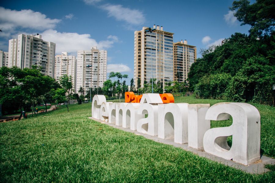 Placa do Parque Germânia - Prédios no fundo. Porto Alegre.