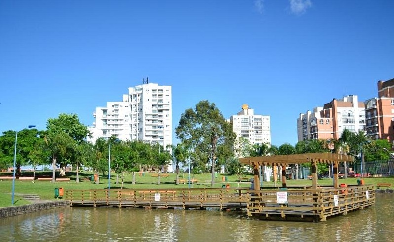 Parque Germânia - Lago e ponte. Prédios no fundo. Porto Alegre.