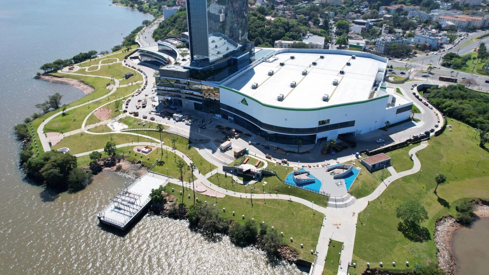 Vista aérea do Parque Pontal e shopping, Porto Alegre