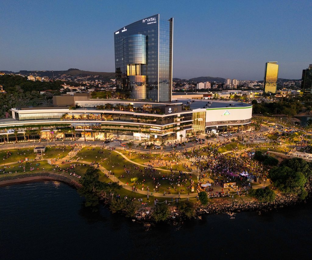 Pontal Shopping, na beria do Guaíba, pessoas no jardim. Porto Alegre