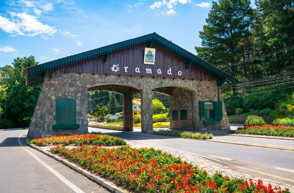 Pórtico de Gramado e flores. 