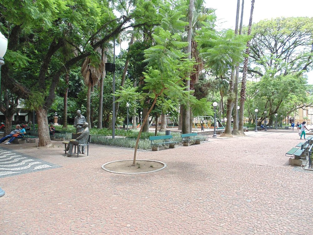 Praça da Alfândega - estátuas de bronze e bancos, árvores