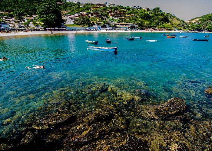 Praia João Fernandes, barcos, pedras, mar verde esmeralda. Búzios