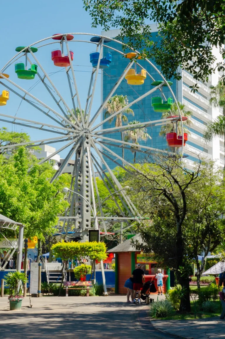 Roda Gigante e árvores no Parquinho da Redenção, Porto Alegre