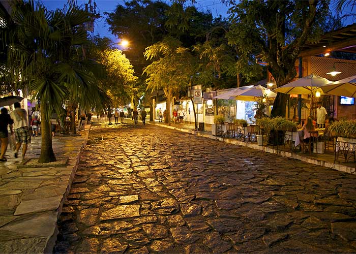 Rua das Pedras - Durante a noite. Búzios.