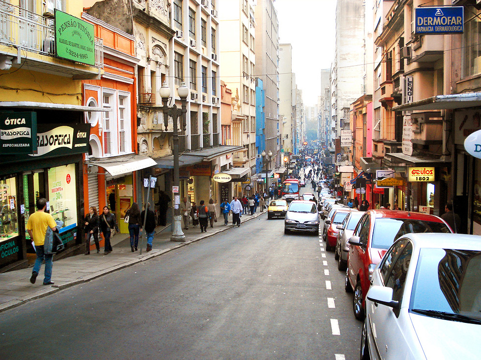 Rua da Praia- Porto Alegre - Carros, pedestres e lojas