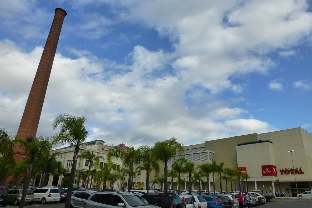 Fachada e estacionamento do Shopping Total- Porto Alegre