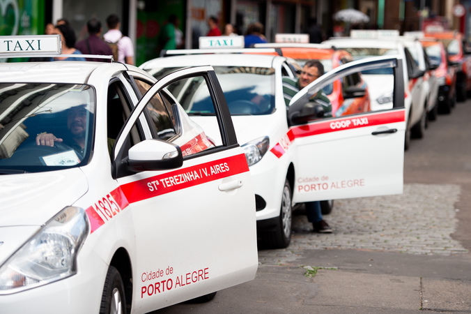 Táxis em fila na cor branca, Porto Alegre.