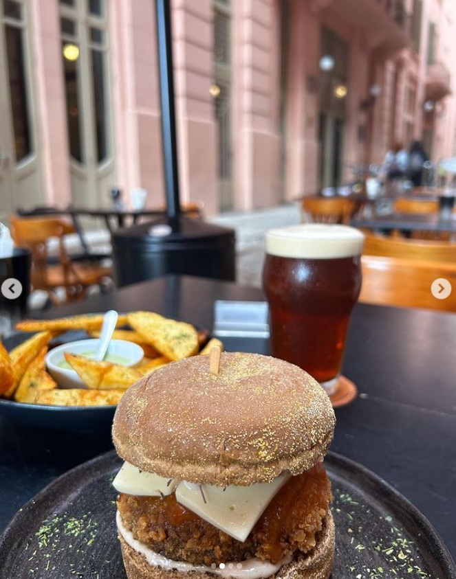 Bar Térreo, sanduíche e cerveja na mesa. Porto Alegre.