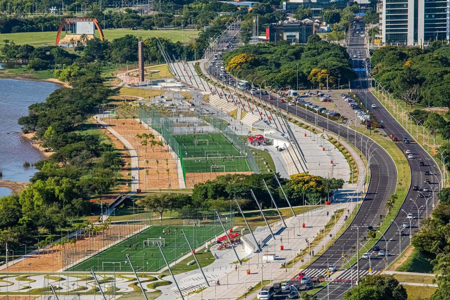 Vista aérea da orla do Guaíba. Quadras esportivas e pista de caminhada.