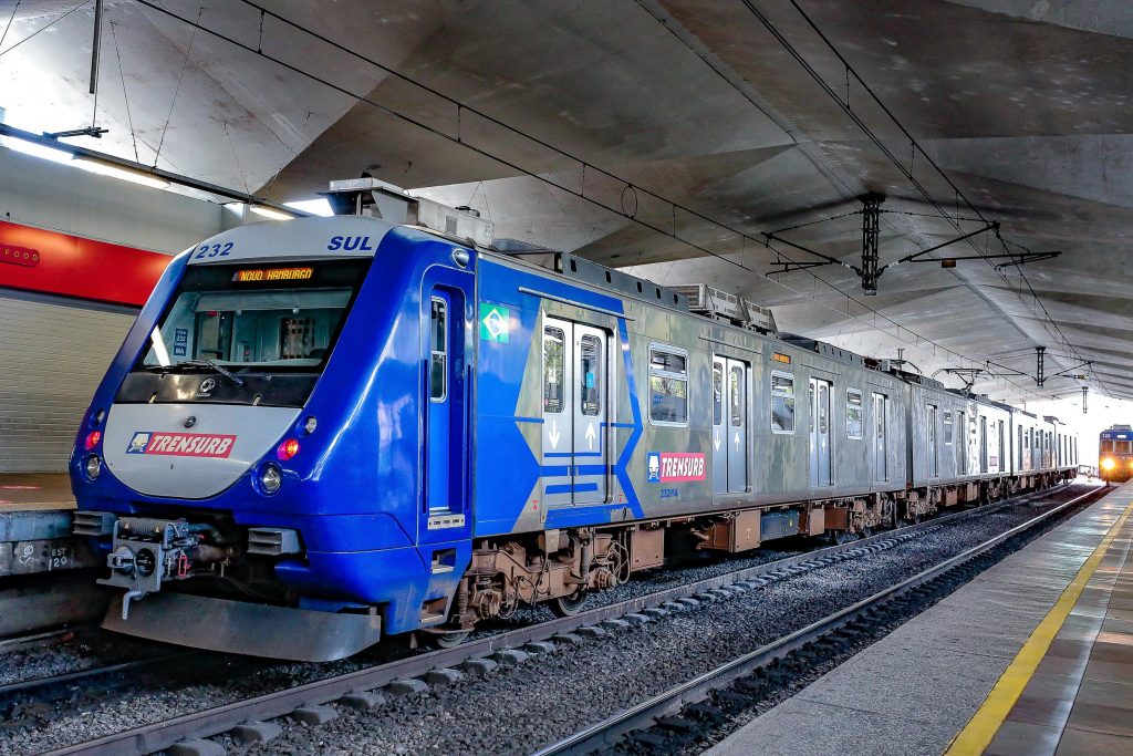 Trens da empresa Trensurb, durante operação na estação Mercado,