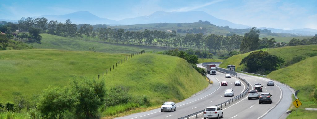 Estrada Via Lagos e carros passsando