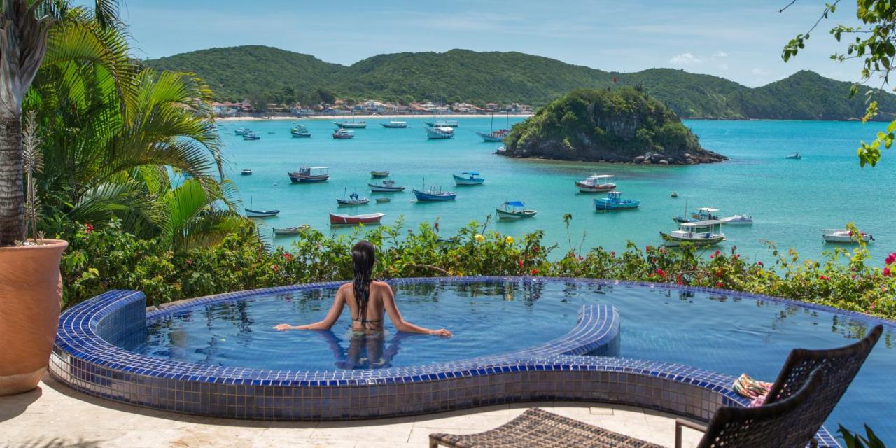 Vila d´Este Hotel , mulher na piscina com vista para o mar e barcos