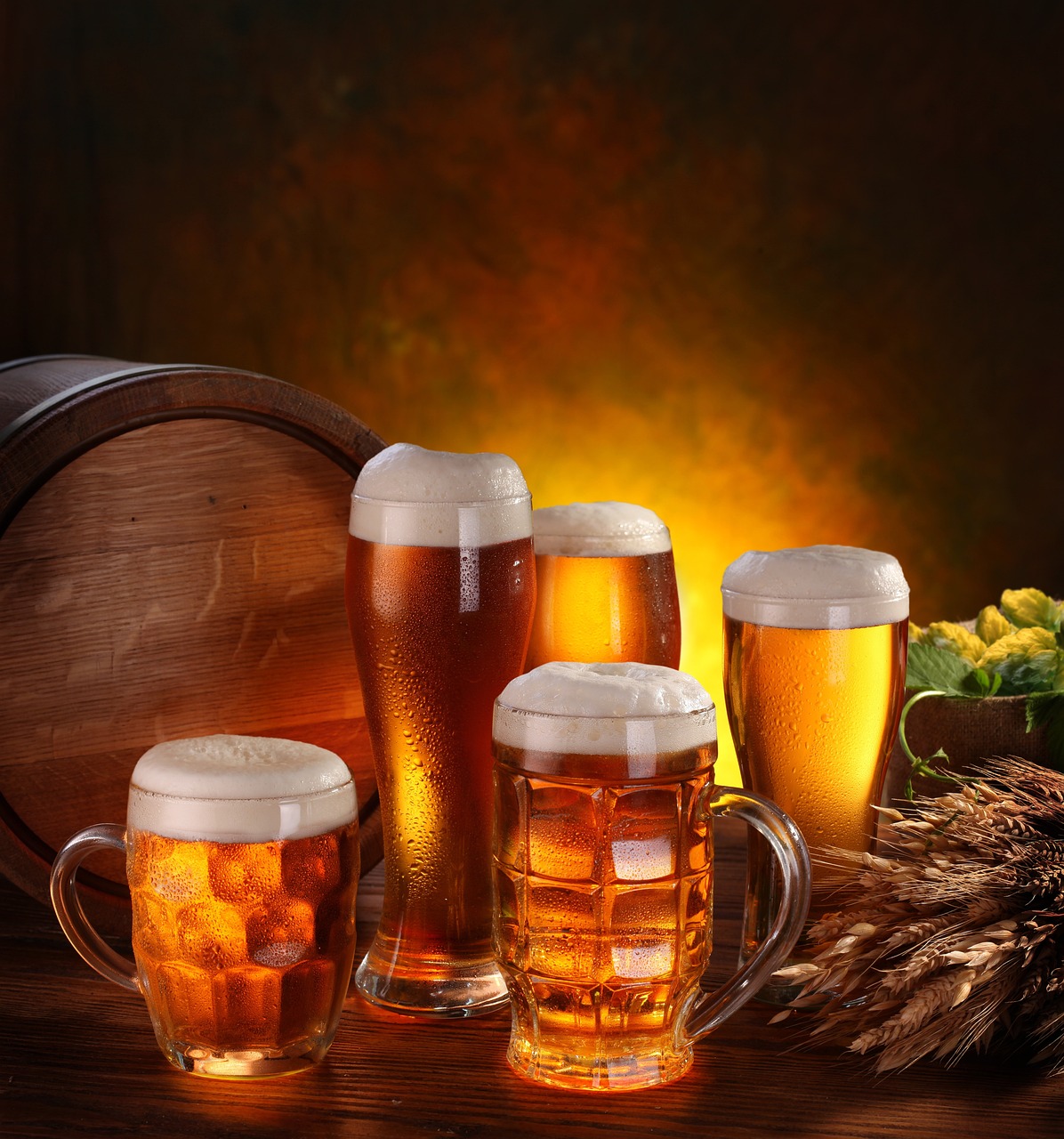 Canecas de cervejas e barril