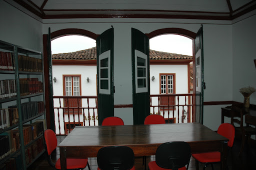 Parte interna da Biblioteca Antônio Torres e vista das janelas, Diamantina