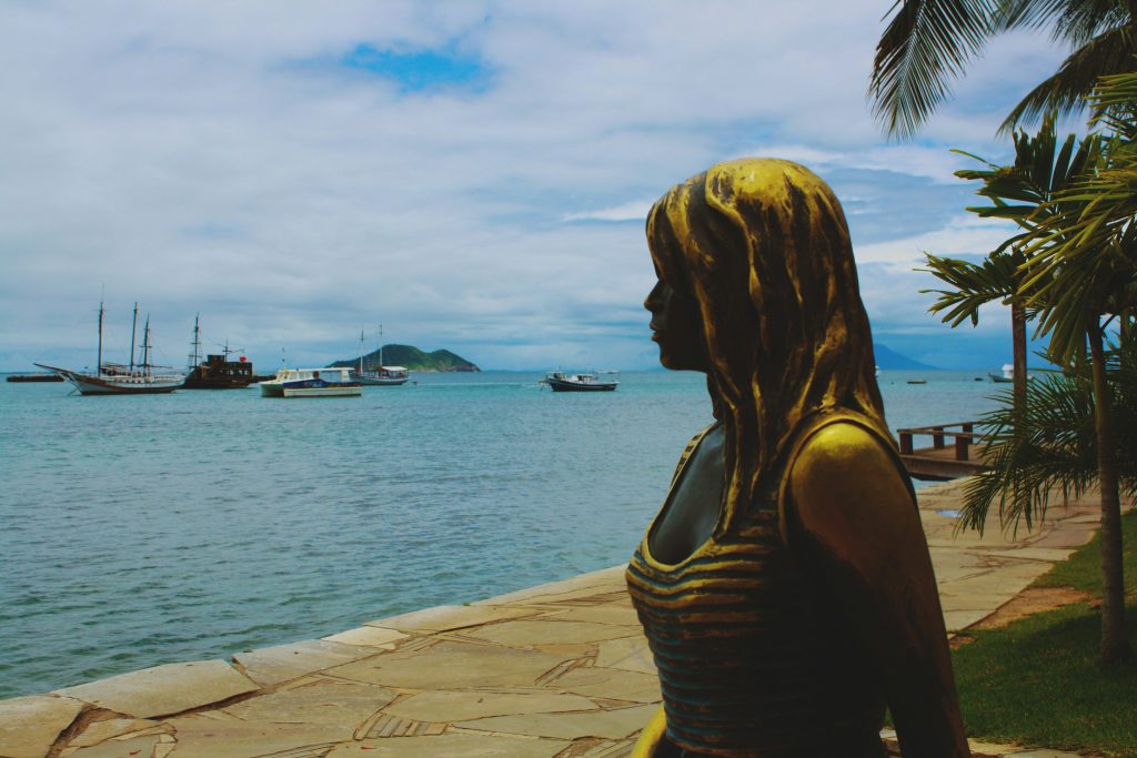 estátua de bronze Brigitte Bardot - Búzios