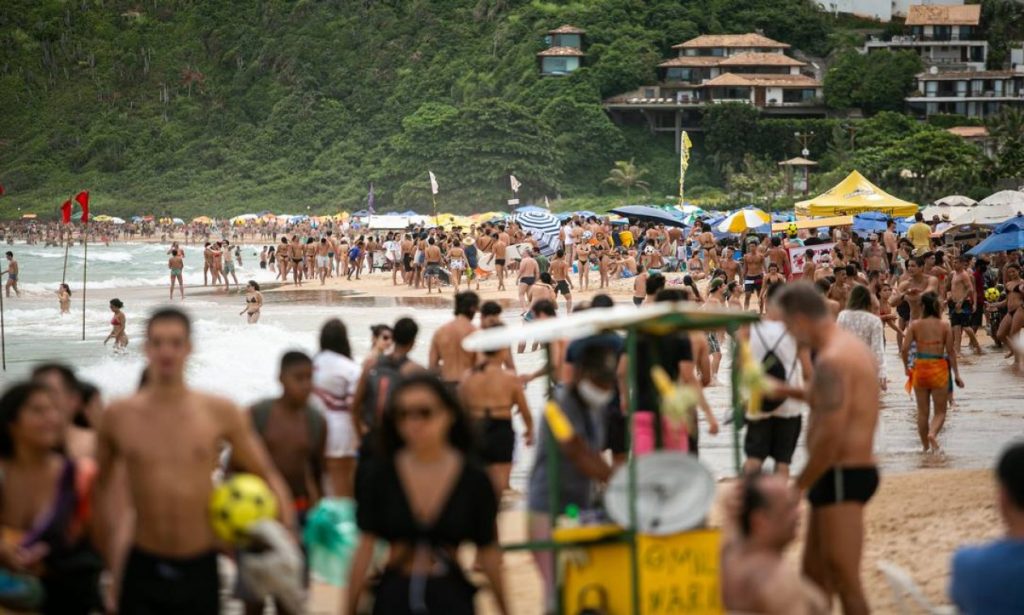 Pessoas na praia de Búzios no Ano Novo