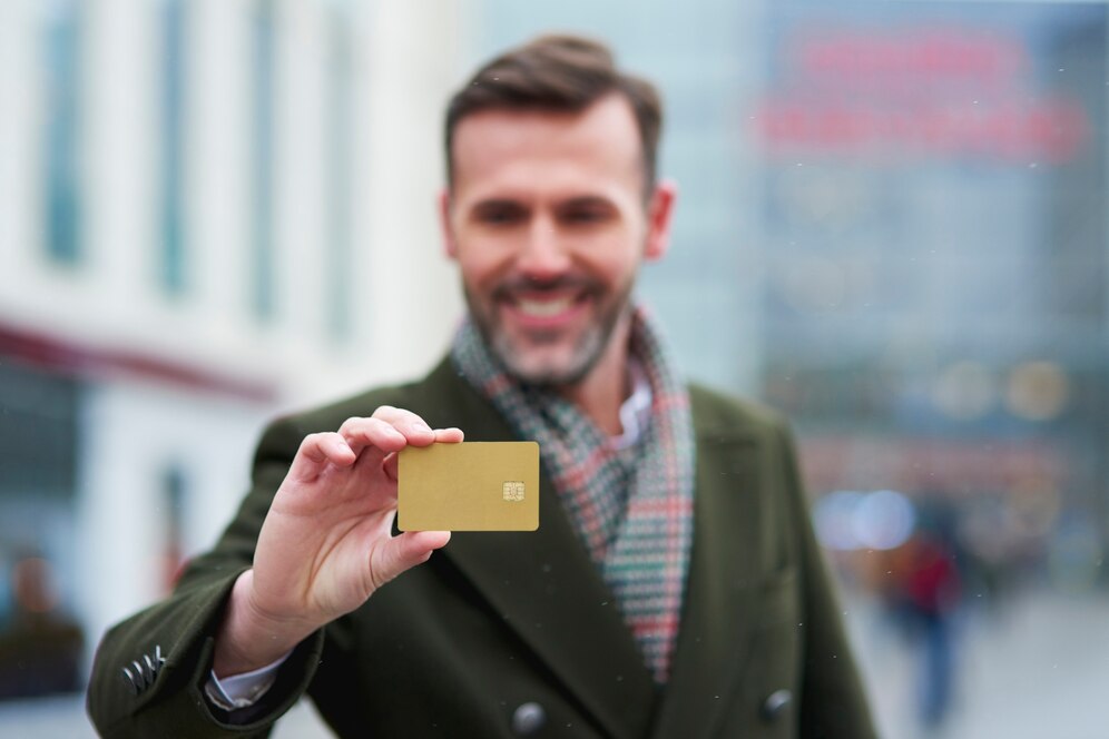 Cartão de débitona mão de um homem