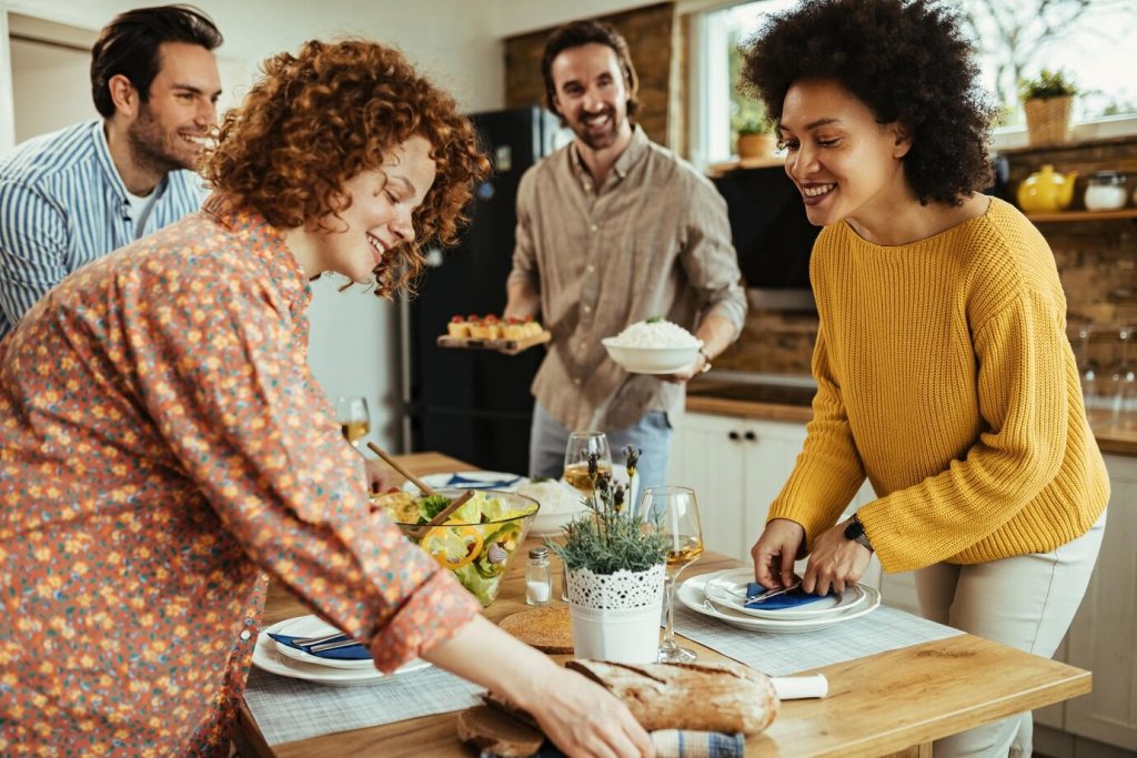 Pessoas arrumando mesa para almoço