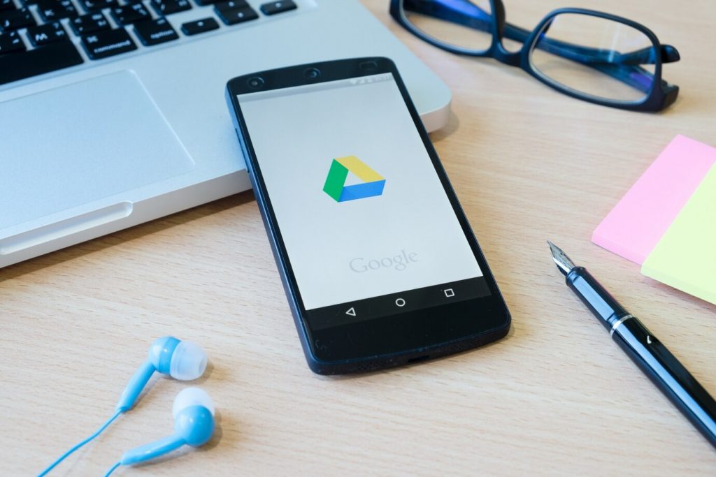 Google Drive na tela de celular e um notebook.