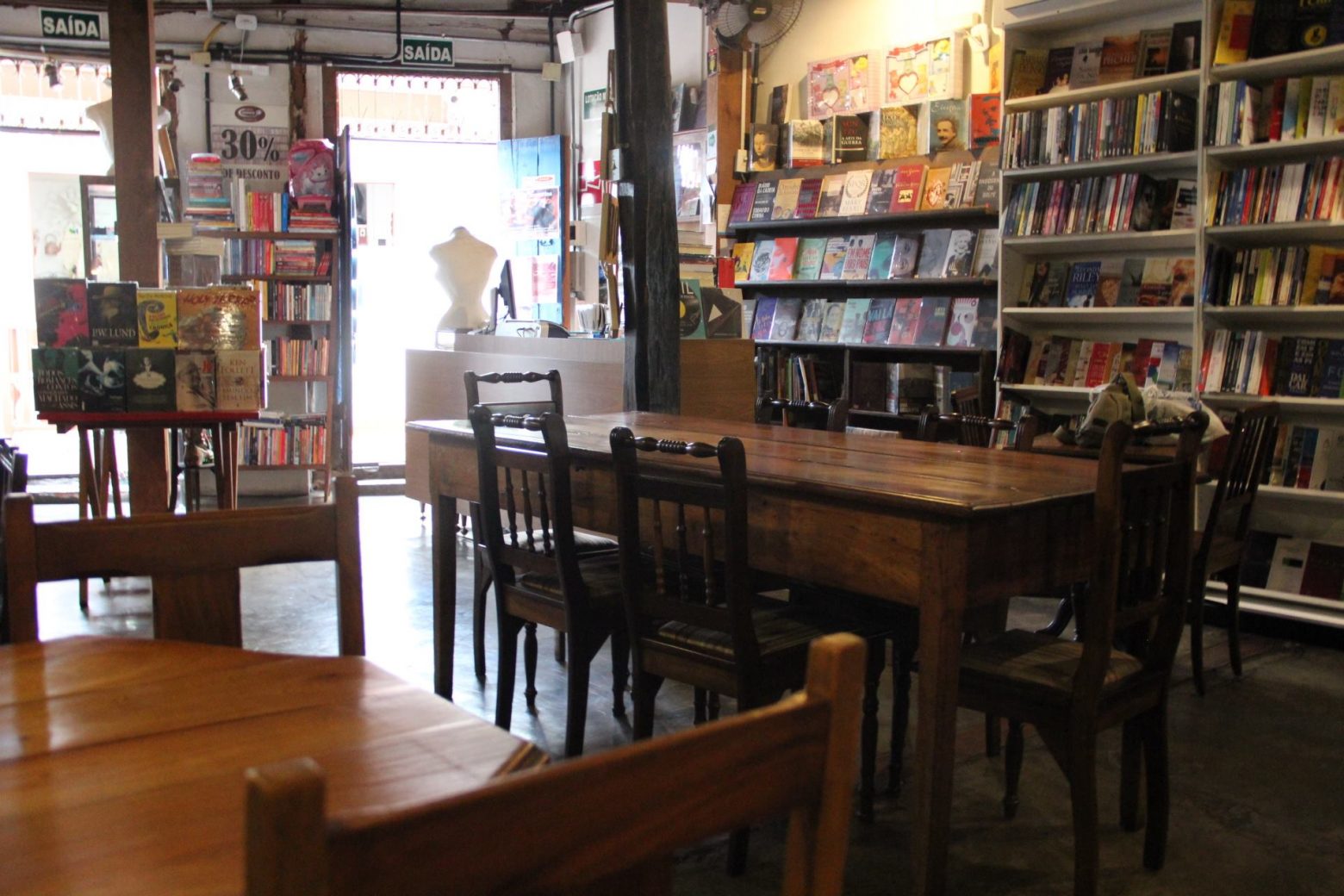 Vista da parte interna da Livraria e Café Espaço B