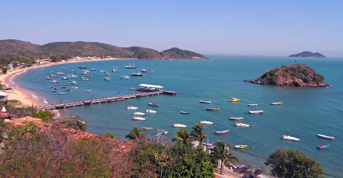 Imagem aérea Búzios. Mar e barcos. Ilhas no fundo.