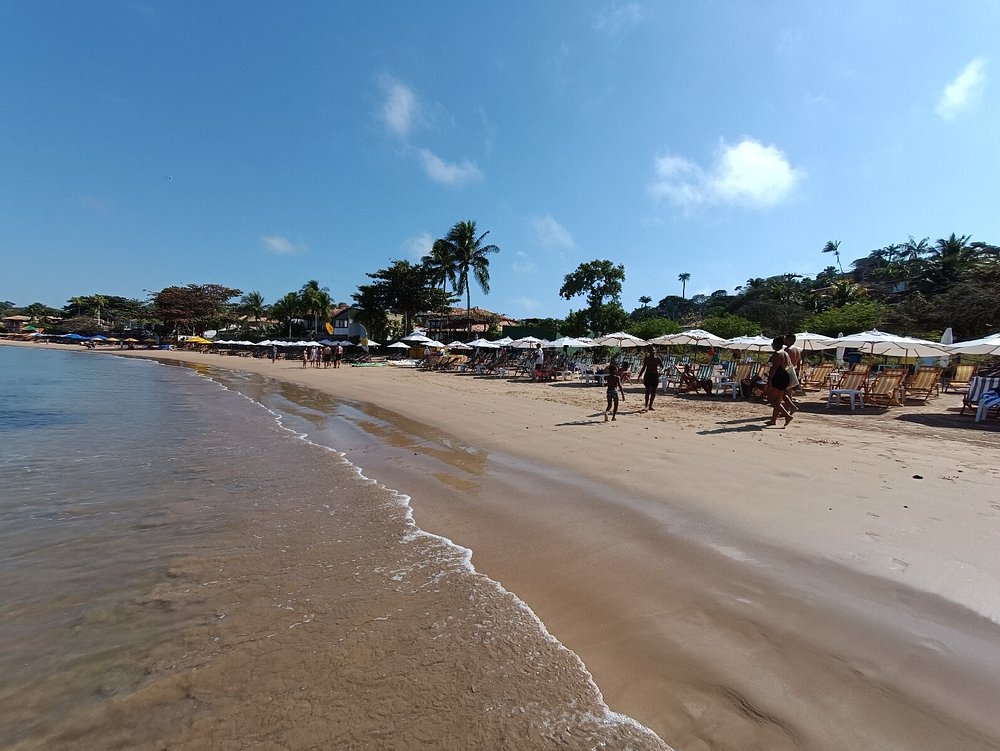 Cadeiras e guarda sol na Praia da Ferradura Búzios