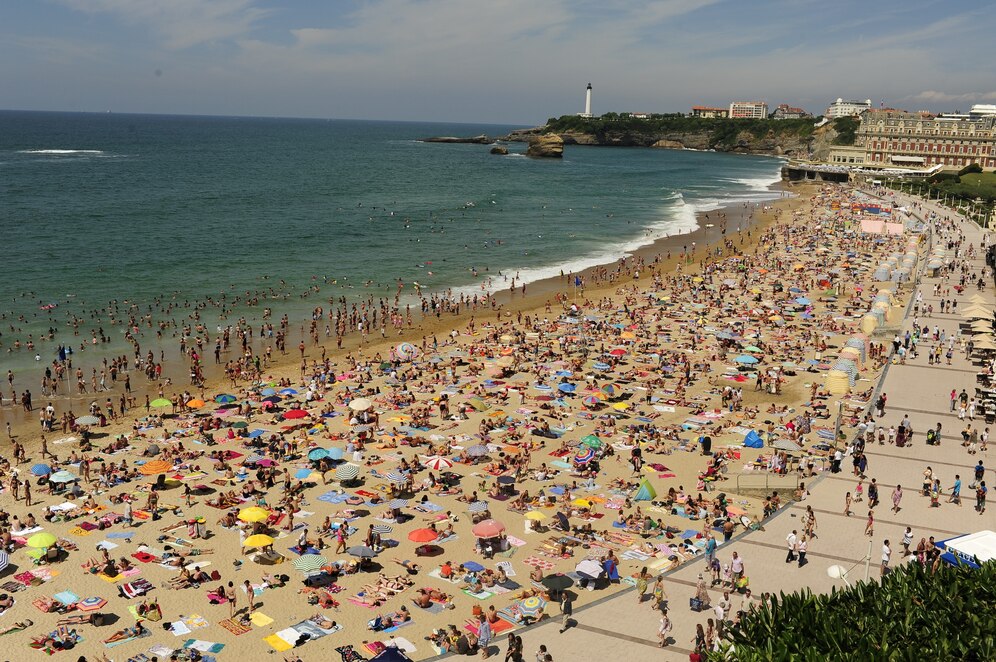 Praia no Verão - muitas pessoas na faixa de areia