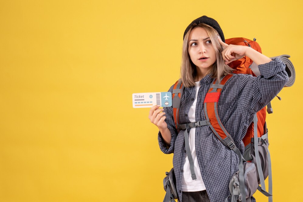 Mulher com mochila e ticket de viagem na mão.