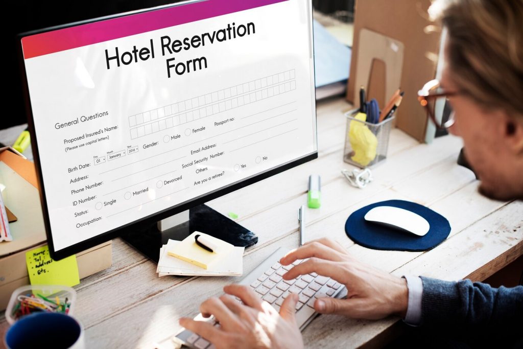 Pessoa fazendo uma reserva online de hotel 