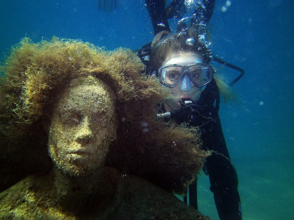 mergulhadores e Escultura de sereia no fundo do mar em Búzios