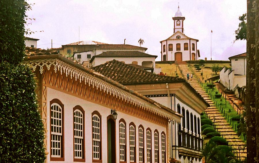 Visão da escadaria e Igreja Santa Rita, em Serro, MG